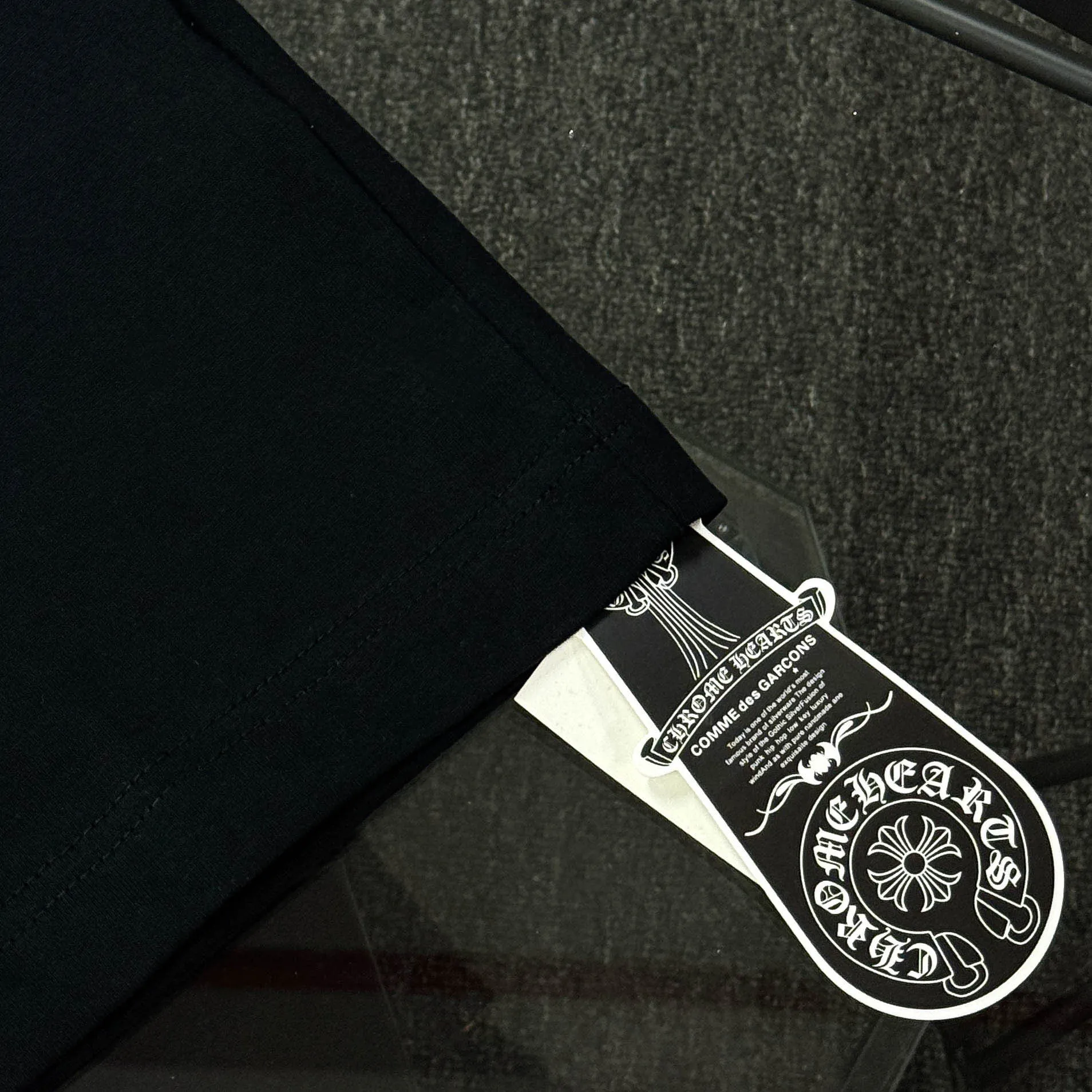 P180 Chrome Hearts Chrome Hearts 25 high-end versions. The fabric is made of 300 grams of high-density pure cotton. It does not deform or shrink. It has three labels. It is the same style for men and women. Technology: suede foaming + digital printing. Color: white, black. SIZE: S-XL.